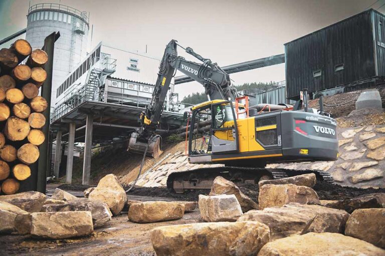 Ausfugen der Steinmauer mithilfe von Großgeräten.