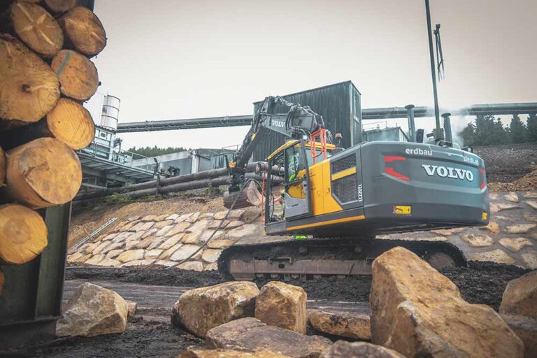 Ausfugen der Steinmauer mithilfe von Großgeräten.