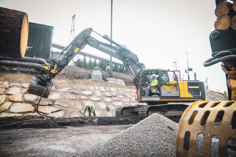Ausfugen der Steinmauer mit Hilfe des Baggers.