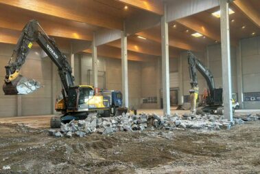 2 Bagger bei den Abbrucharbeiten eines Betonbodens