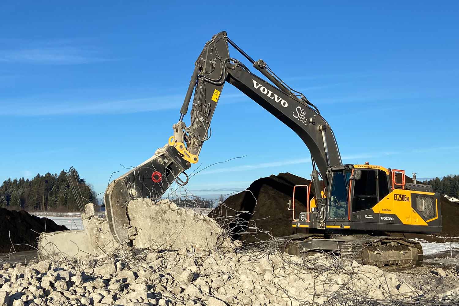 Bagger mit Anbaugerät bei Abbrucharbeiten